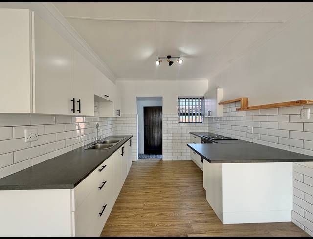 2 BEDROOM TOWNHOUSE FOR SALE IN JEFFREYS BAY CENTRAL